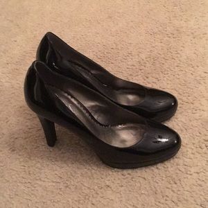 Jessica Simpson black patent heels